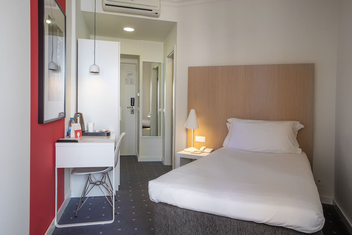 standard single room | 1 bedroom, desk, blackout curtains, soundproofing