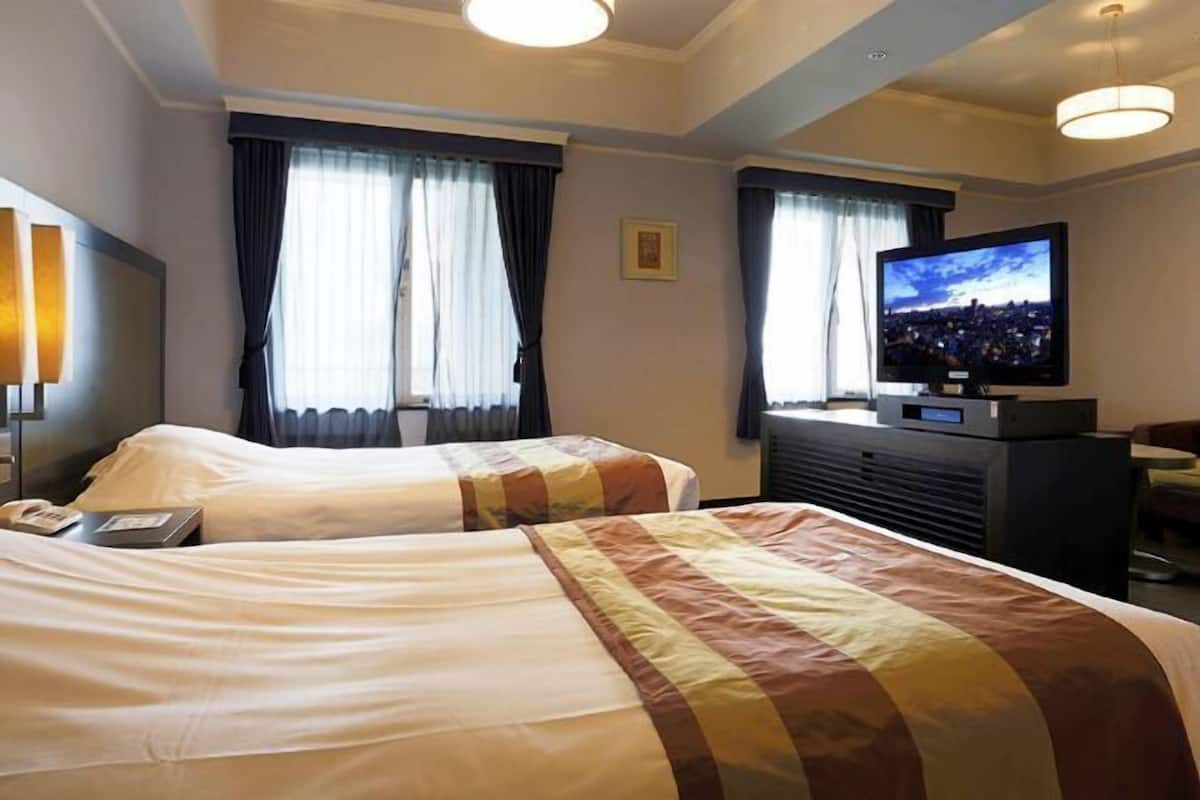 1 bedroom, desk, blackout curtains, soundproofing
