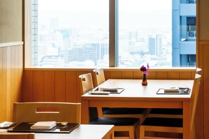 Se sirven almuerzos, cenas y cocina japonesa 