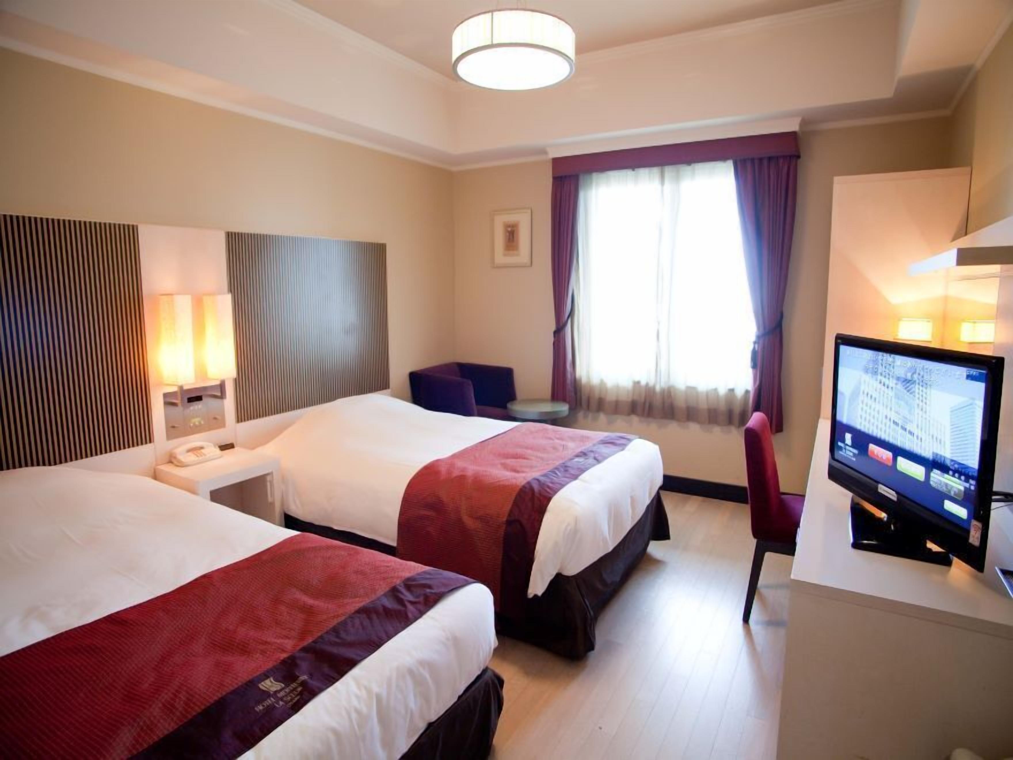 Escritorio, cortinas opacas, sistema de insonorización