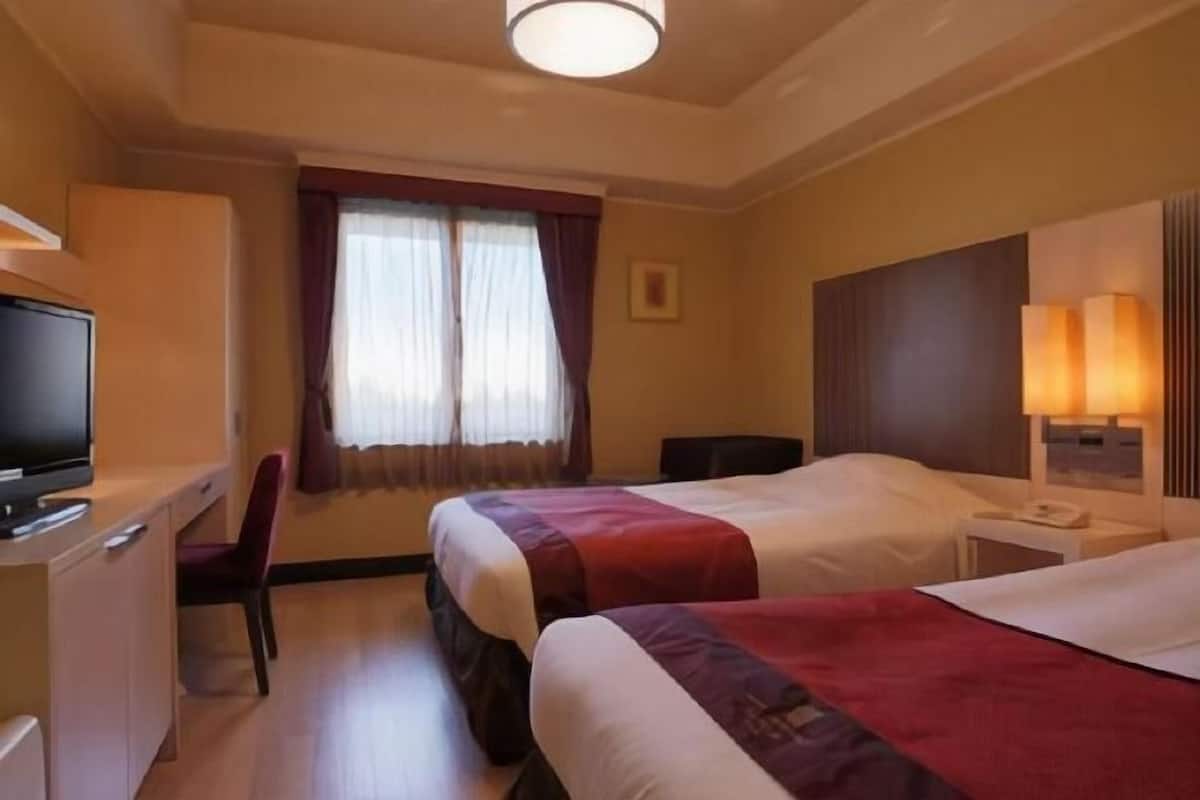 1 bedroom, desk, blackout curtains, soundproofing