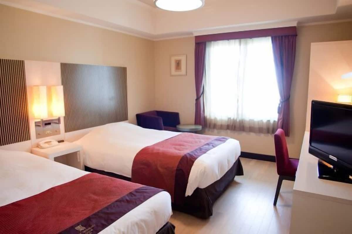 1 bedroom, desk, blackout curtains, soundproofing