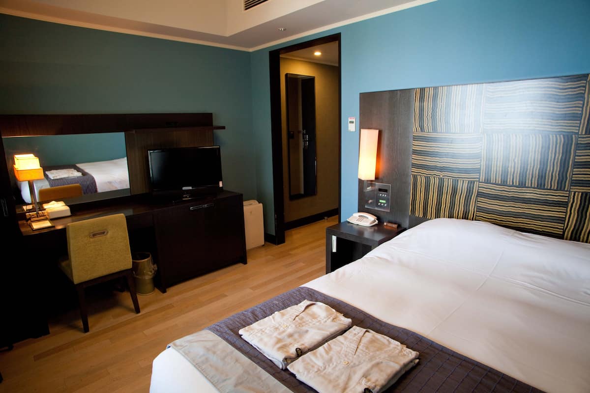 1 bedroom, desk, blackout curtains, soundproofing