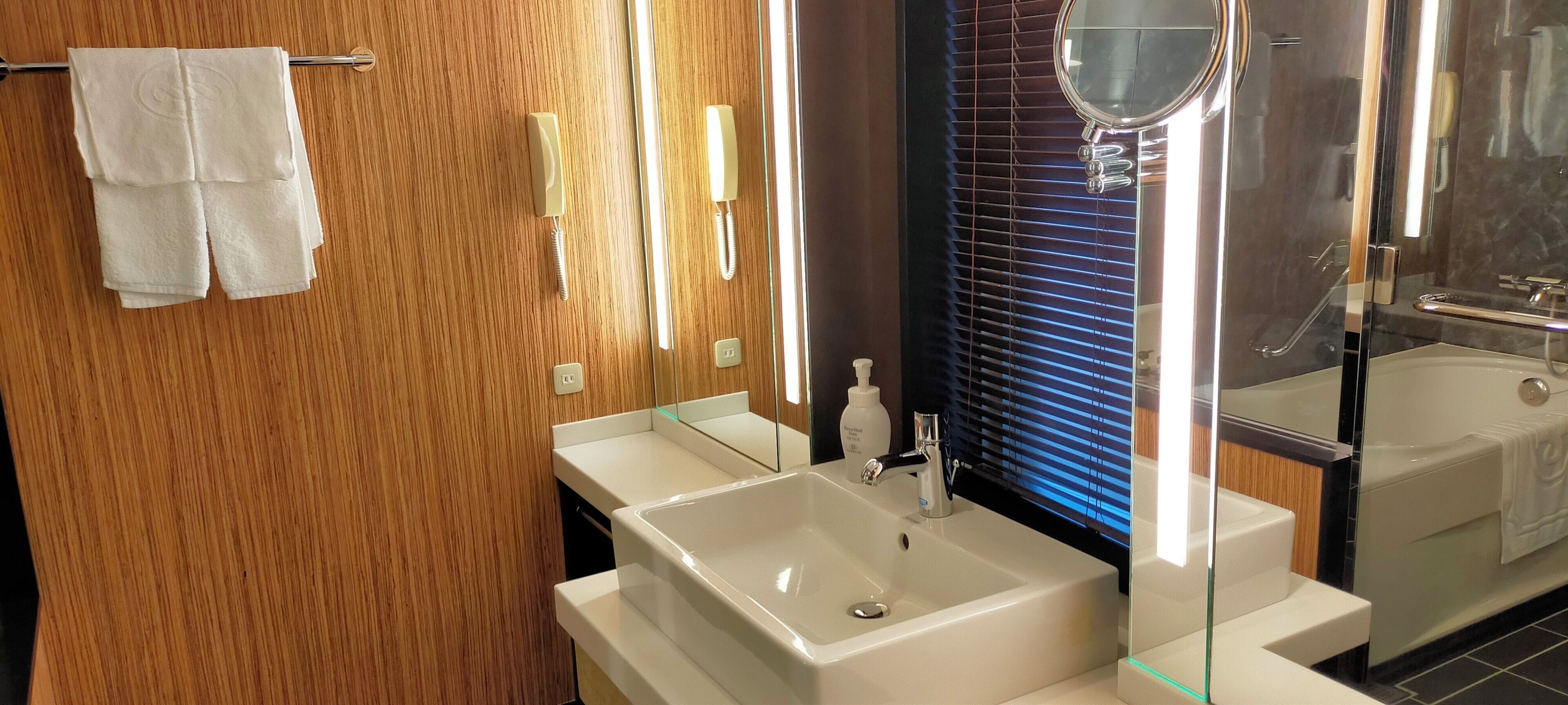 luxury twin room, 46aqm, non smoking | bathroom | combined shower/bathtub, free toiletries, hair dryer, slippers