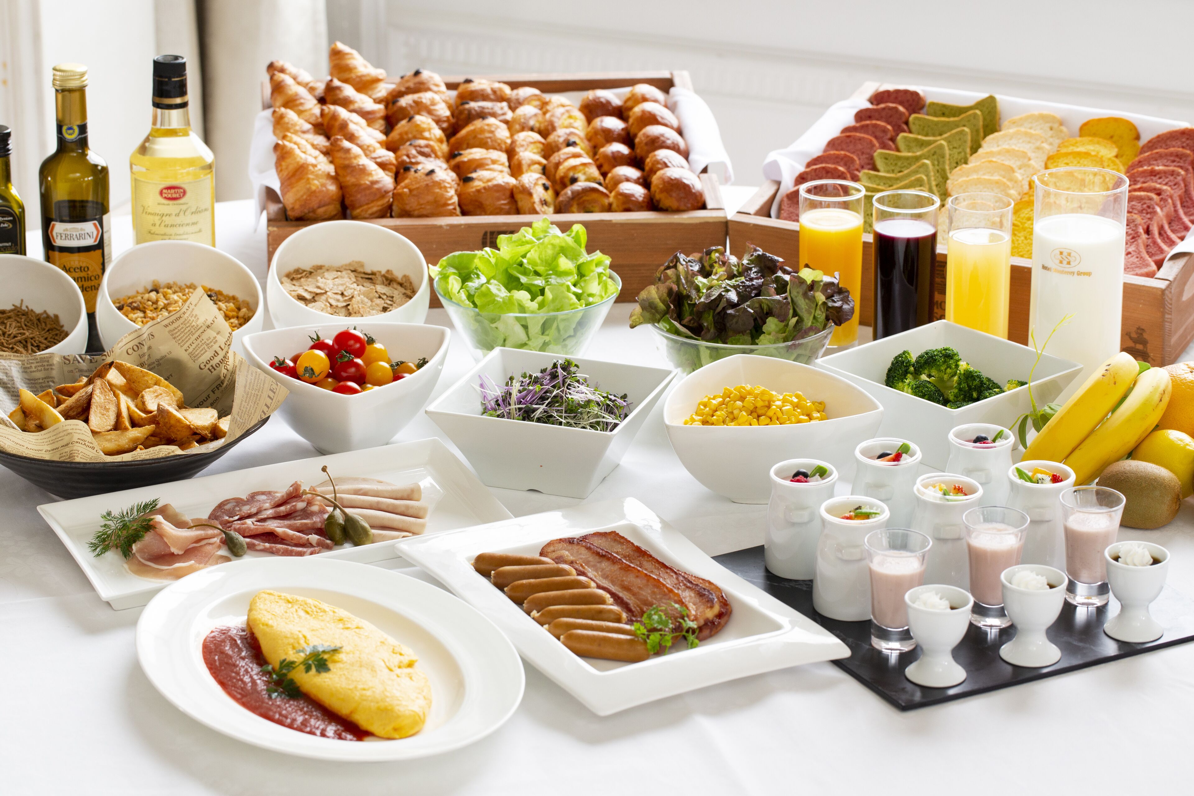 Daily full breakfast (JPY 3800 per person)