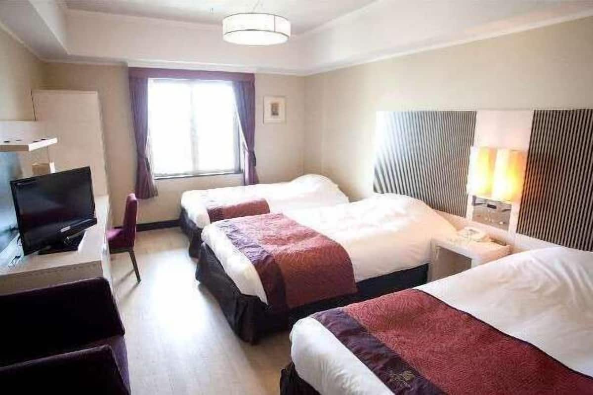 1 bedroom, desk, blackout curtains, soundproofing
