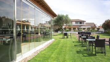 Aperto a colazione, pranzo e cena, con vista sul giardino
