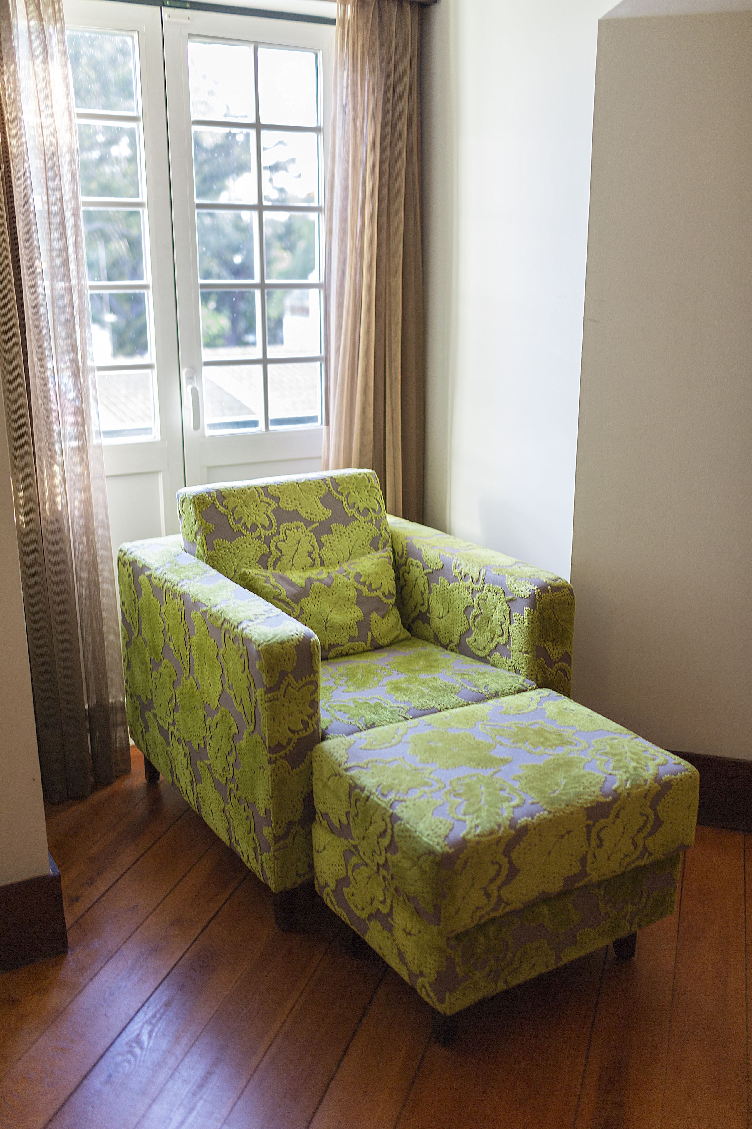 single room | living area | lcd tv