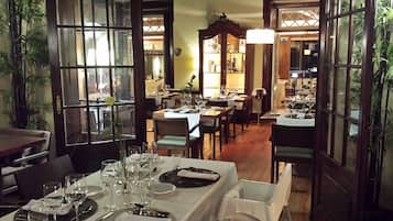 Se sirven desayunos, comidas y cenas con vista al jardín