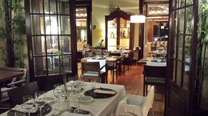 Petit déjeuner, déjeuner et dîner servis sur place, vue sur le jardin