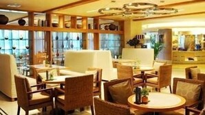 2 من المطاعم؛ يتم تقديم الإفطار، والغداء، والعشاء 