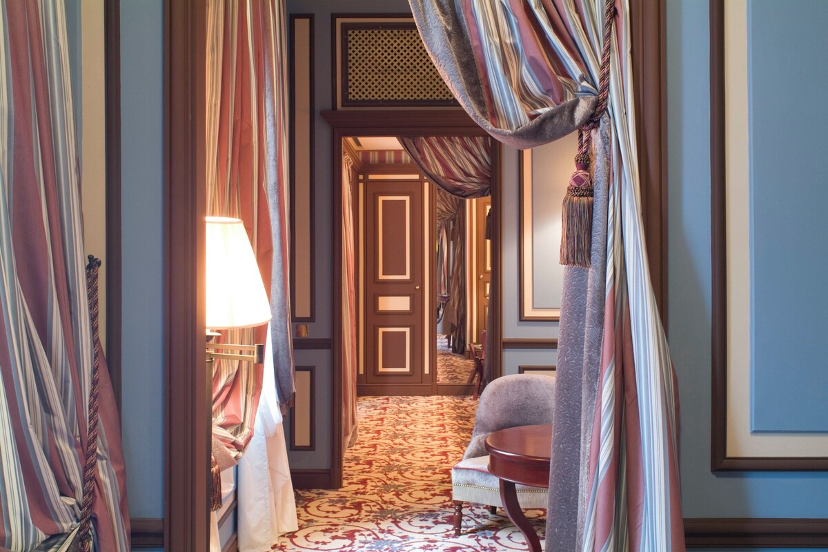 Suite, 1 King Bed (Wine Bar)