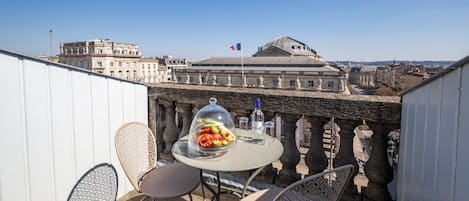 Premium Room, 1 King Bed, Balcony | Egyptian cotton sheets, premium bedding, pillow-top beds, minibar