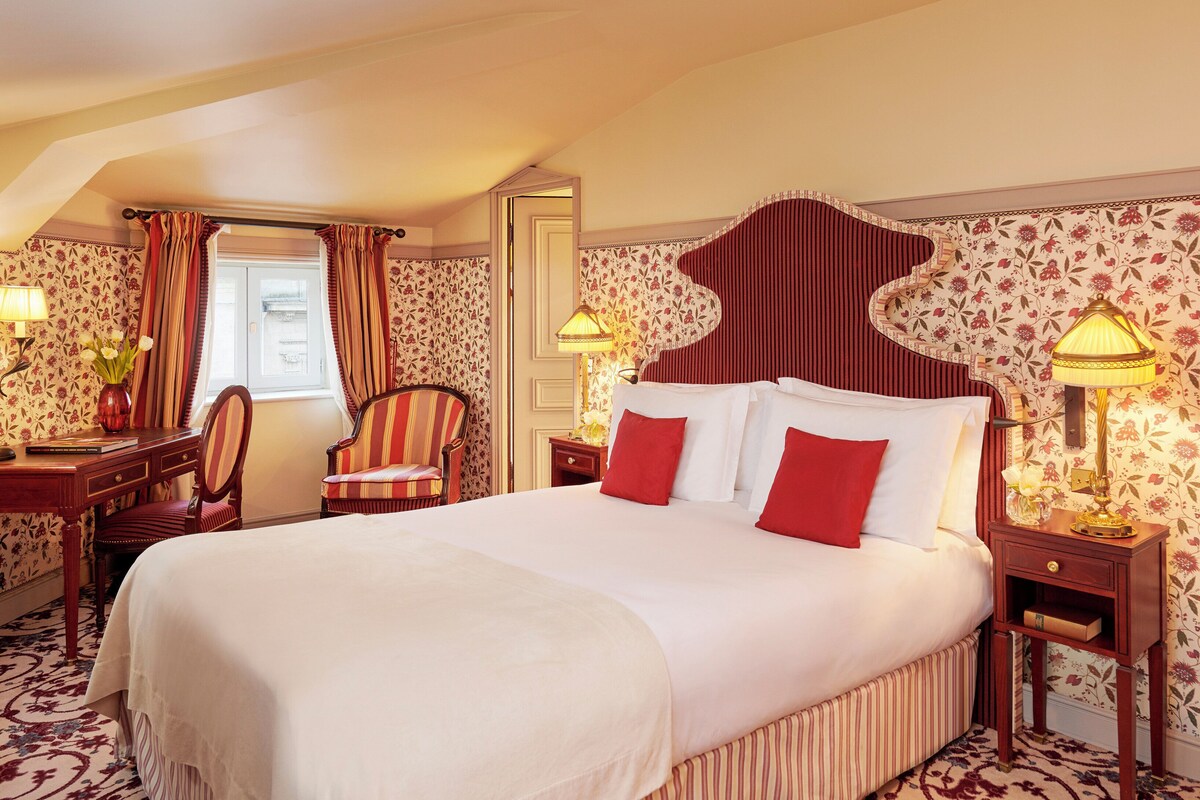Egyptian cotton sheets, premium bedding, pillow-top beds, minibar
