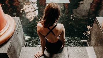 Salas de tratamiento para parejas, sauna y tina de hidromasaje