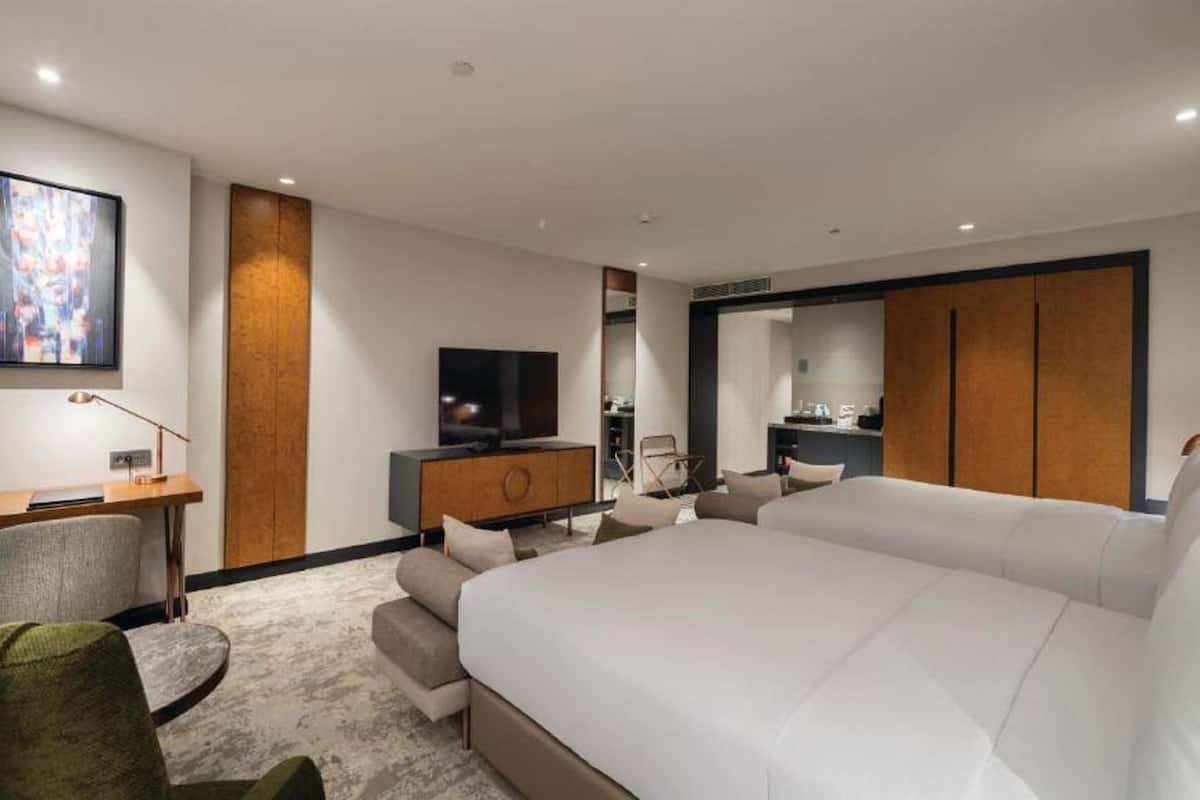 Executive Room, 2 Queen Beds | Premium bedding, minibar, in-room safe, desk