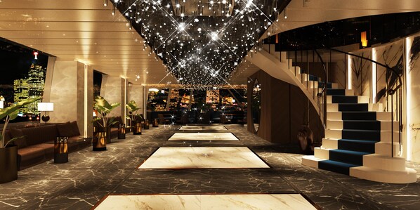 Een moderne hotelentree met een marmeren vloer, een trap en uitzicht op de stad.