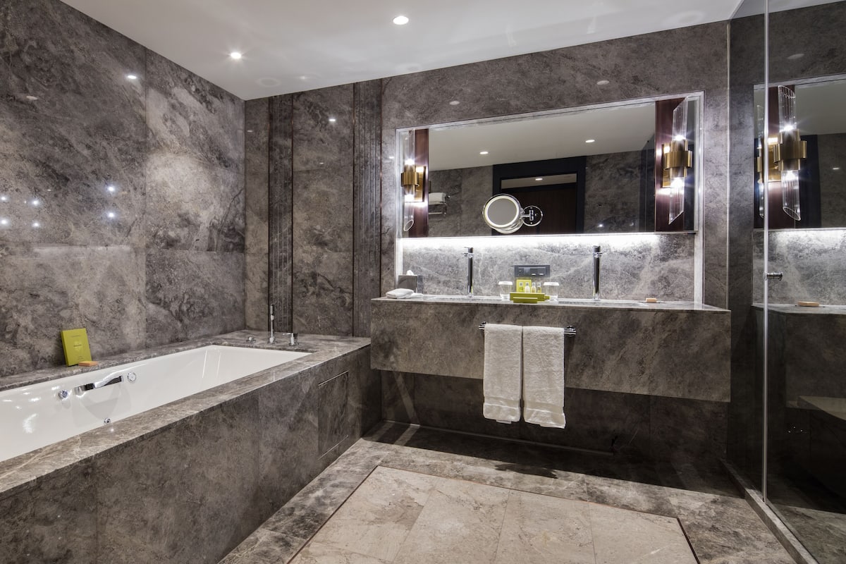 Deluxe Suite, 1 Bedroom | Bathroom | Designer toiletries, hair dryer, bathrobes, slippers