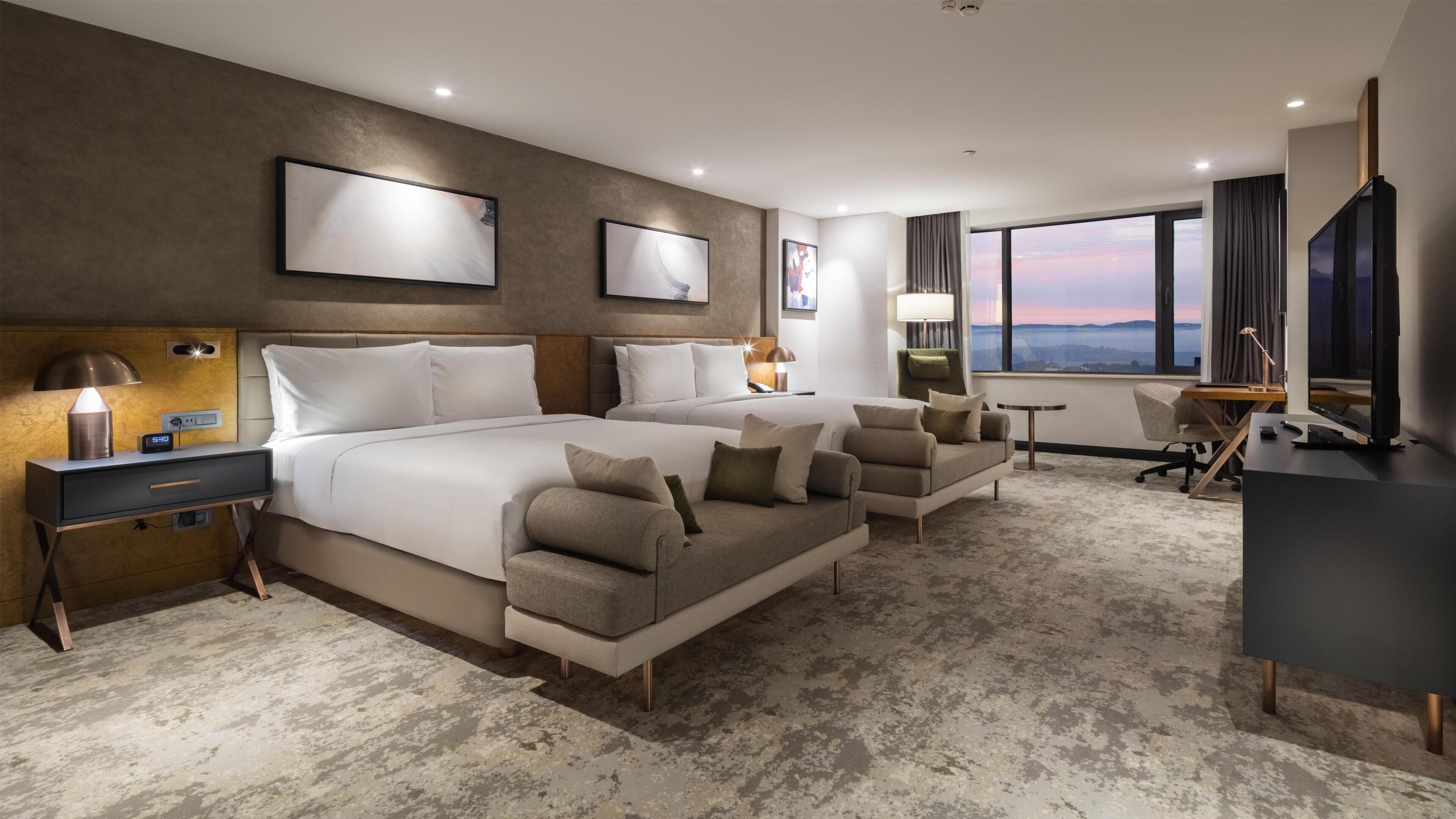 Familienzimmer, 2 Queen-Betten | Hochwertige Bettwaren, Minibar, Zimmersafe, Schreibtisch