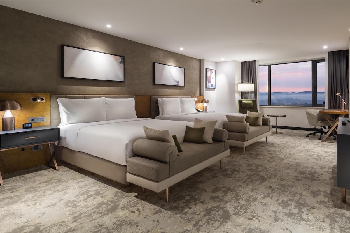 Familienzimmer, 2Â Queen-Betten | Hochwertige Bettwaren, Minibar, Zimmersafe, Schreibtisch