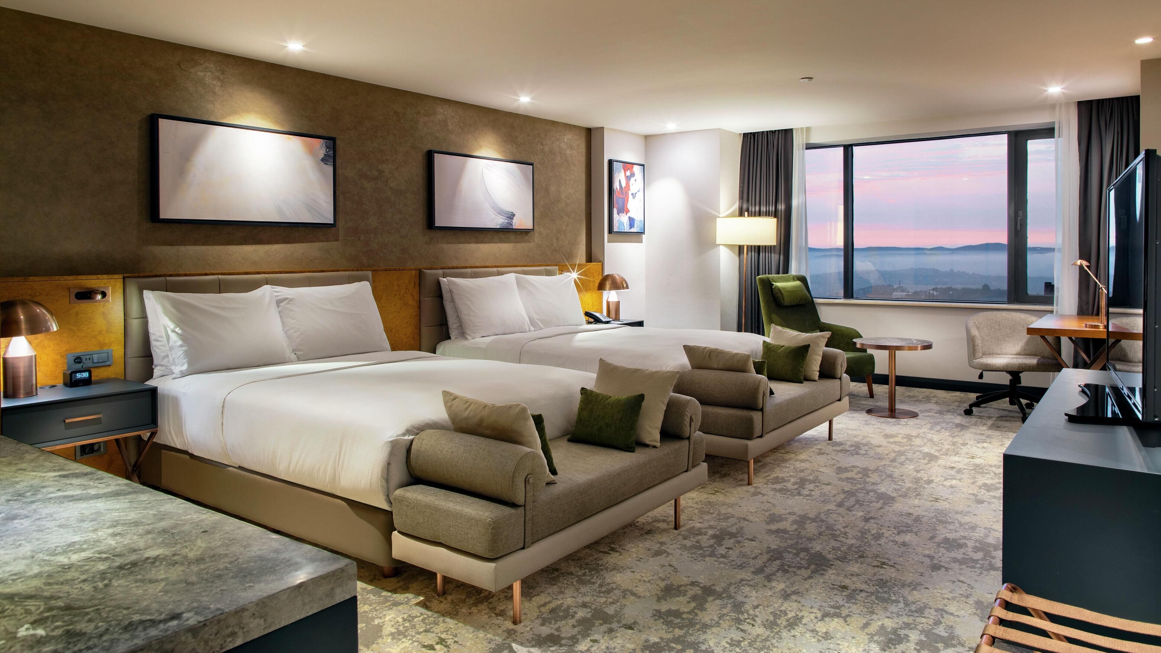 Hochwertige Bettwaren, Minibar, Zimmersafe, Schreibtisch