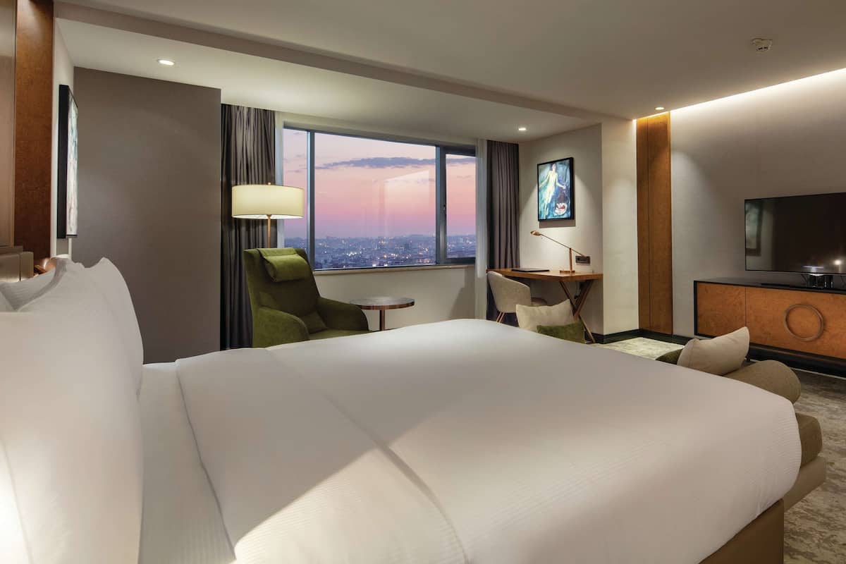 Room, 1 King Bed | Premium bedding, minibar, in-room safe, desk