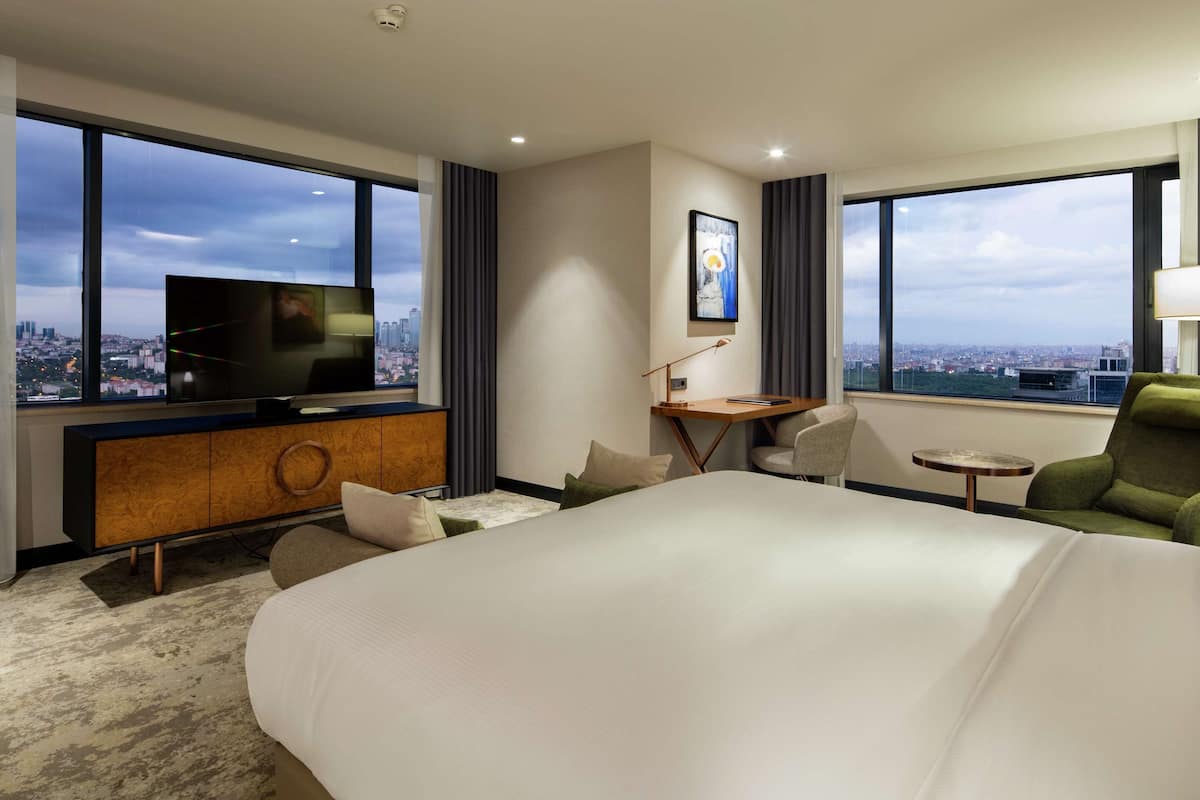 Deluxe Room, 1 King Bed, Corner | Premium bedding, minibar, in-room safe, desk