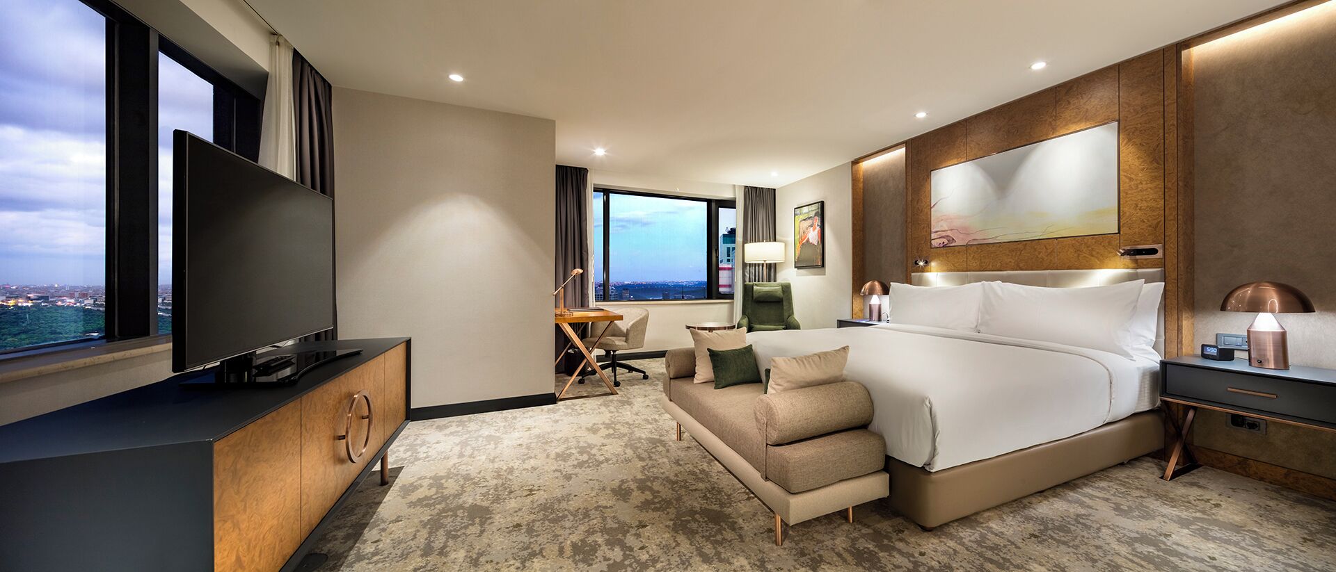 Executive Room, 1 King Bed, Corner | City view