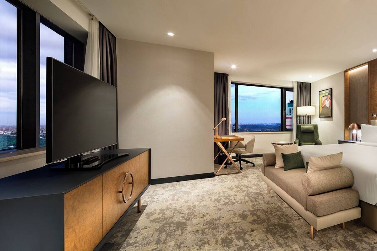Executive Room, 1 King Bed, Corner | City view