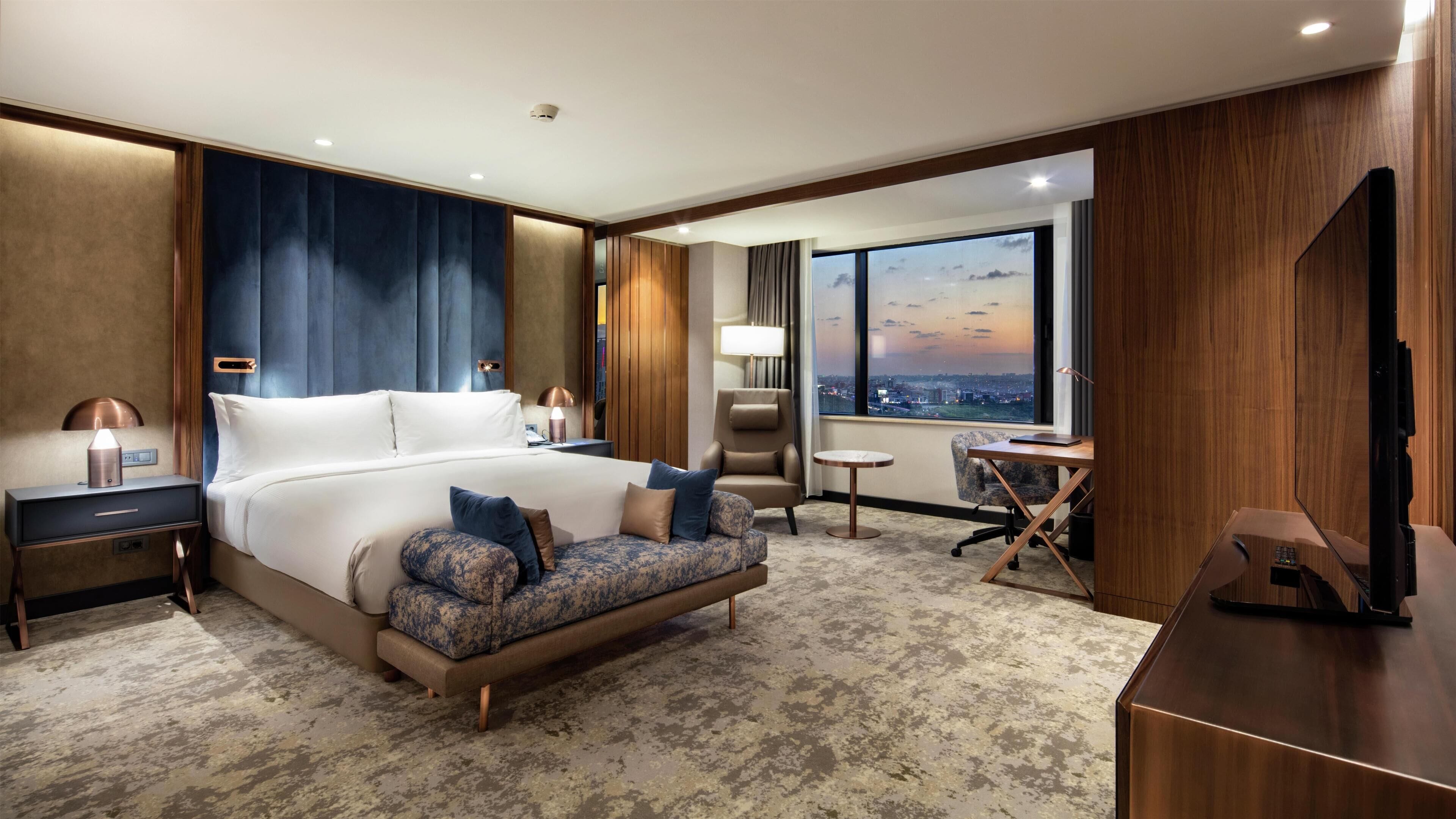 Deluxe-Suite, 1 Schlafzimmer | Hochwertige Bettwaren, Minibar, Zimmersafe, Schreibtisch