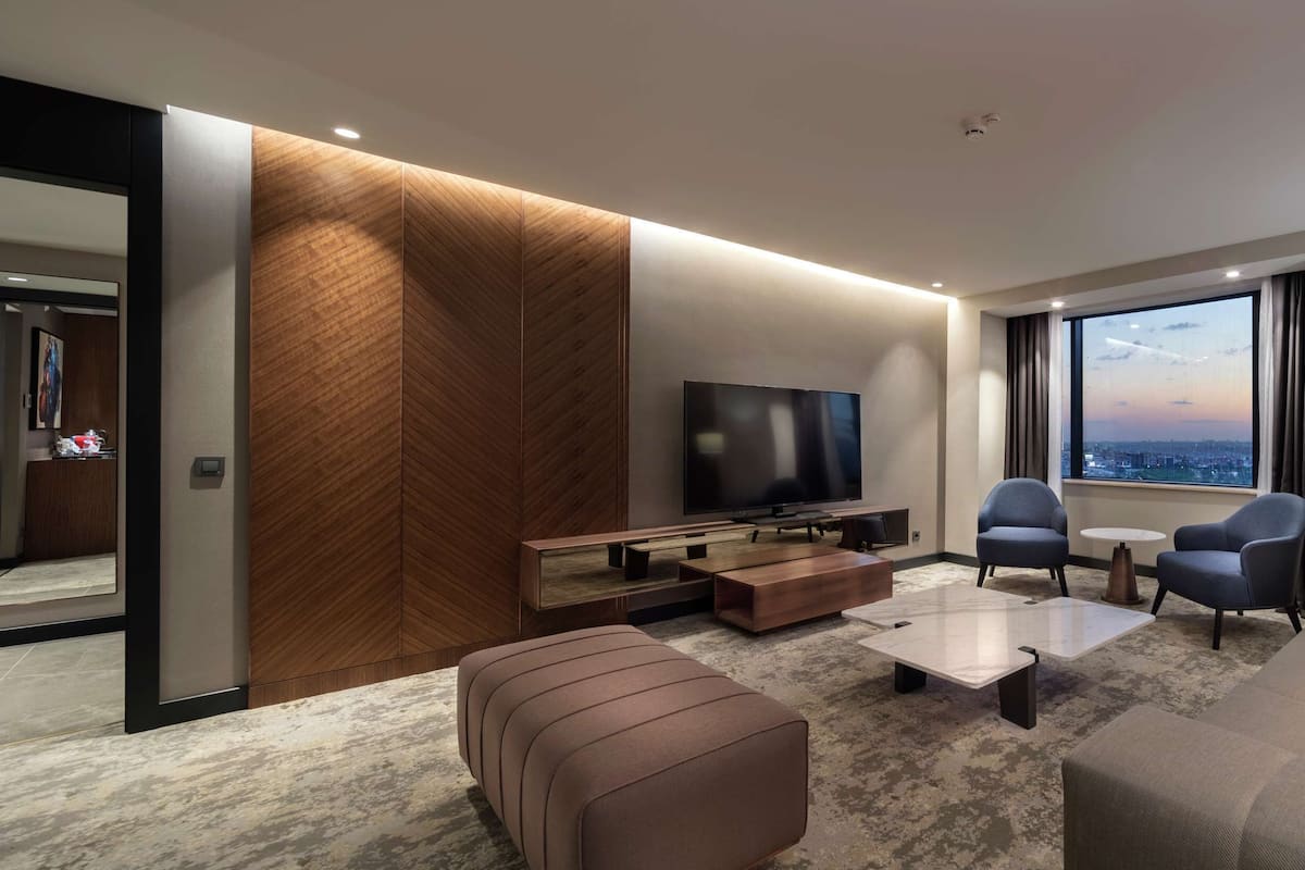 Suite, 1 Bedroom | Premium bedding, minibar, in-room safe, desk