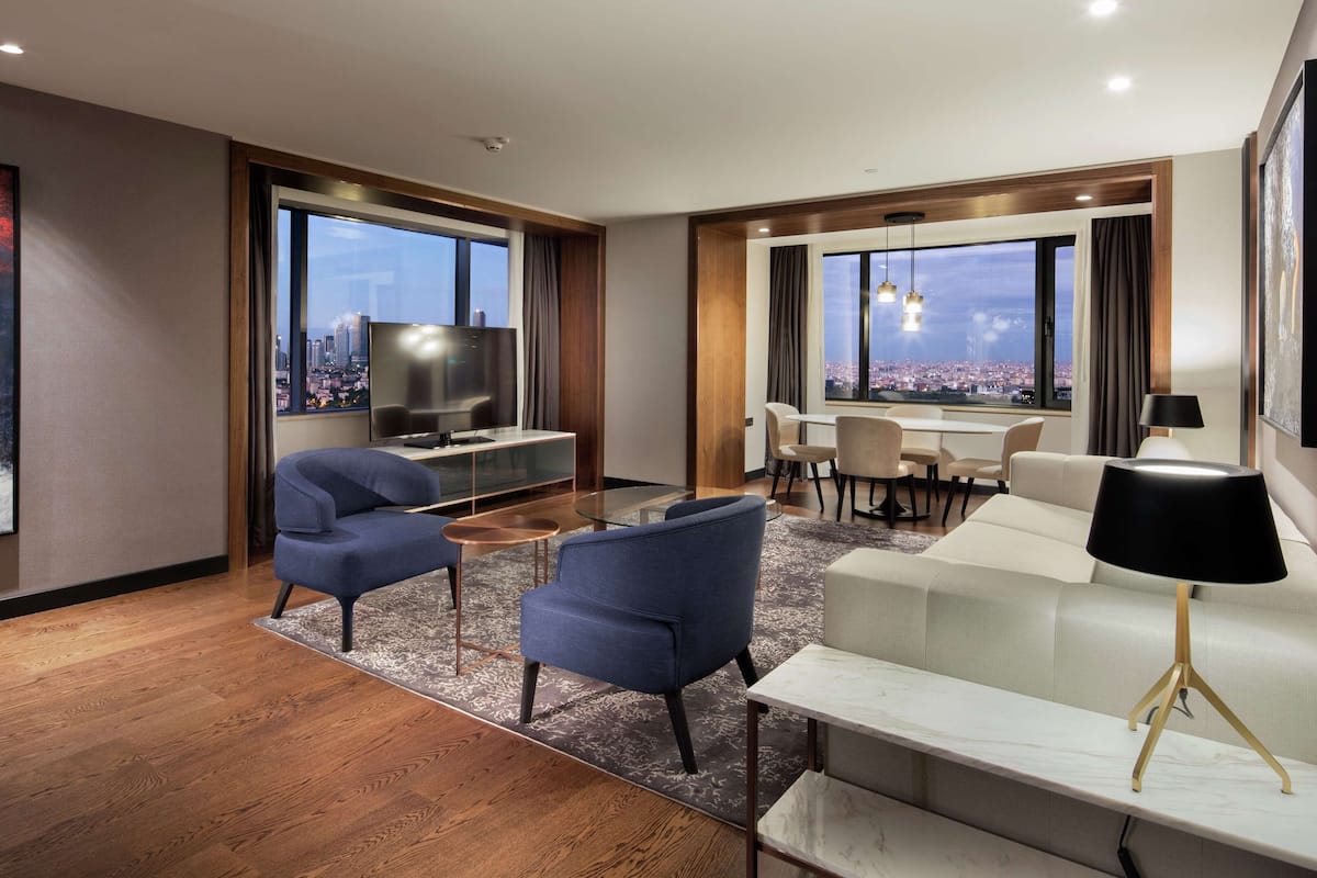 Deluxe Suite, 1 Bedroom | Premium bedding, minibar, in-room safe, desk