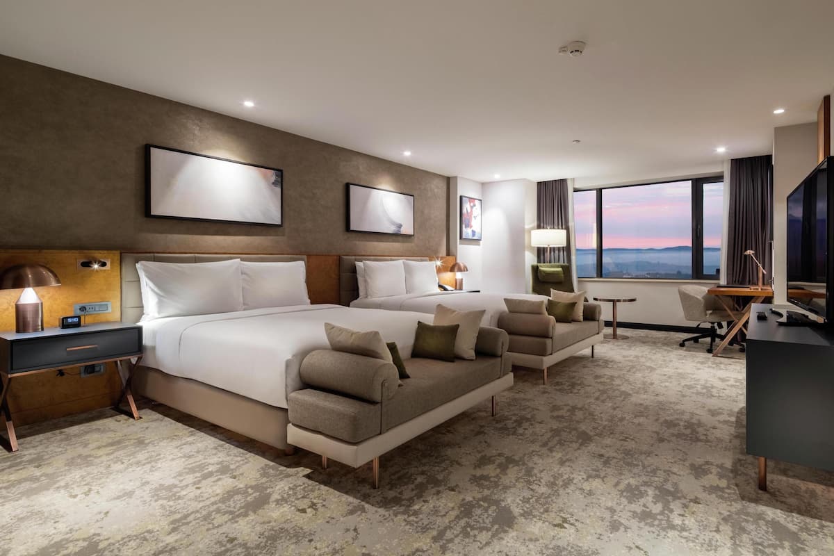 Hochwertige Bettwaren, Minibar, Zimmersafe, Schreibtisch