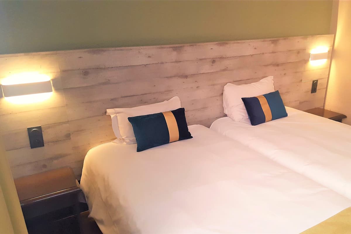 Ropa de cama de alta calidad, muebles diferentes y escritorio