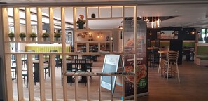 Serveert ontbijt, lunch, diner, uitzicht op de tuin