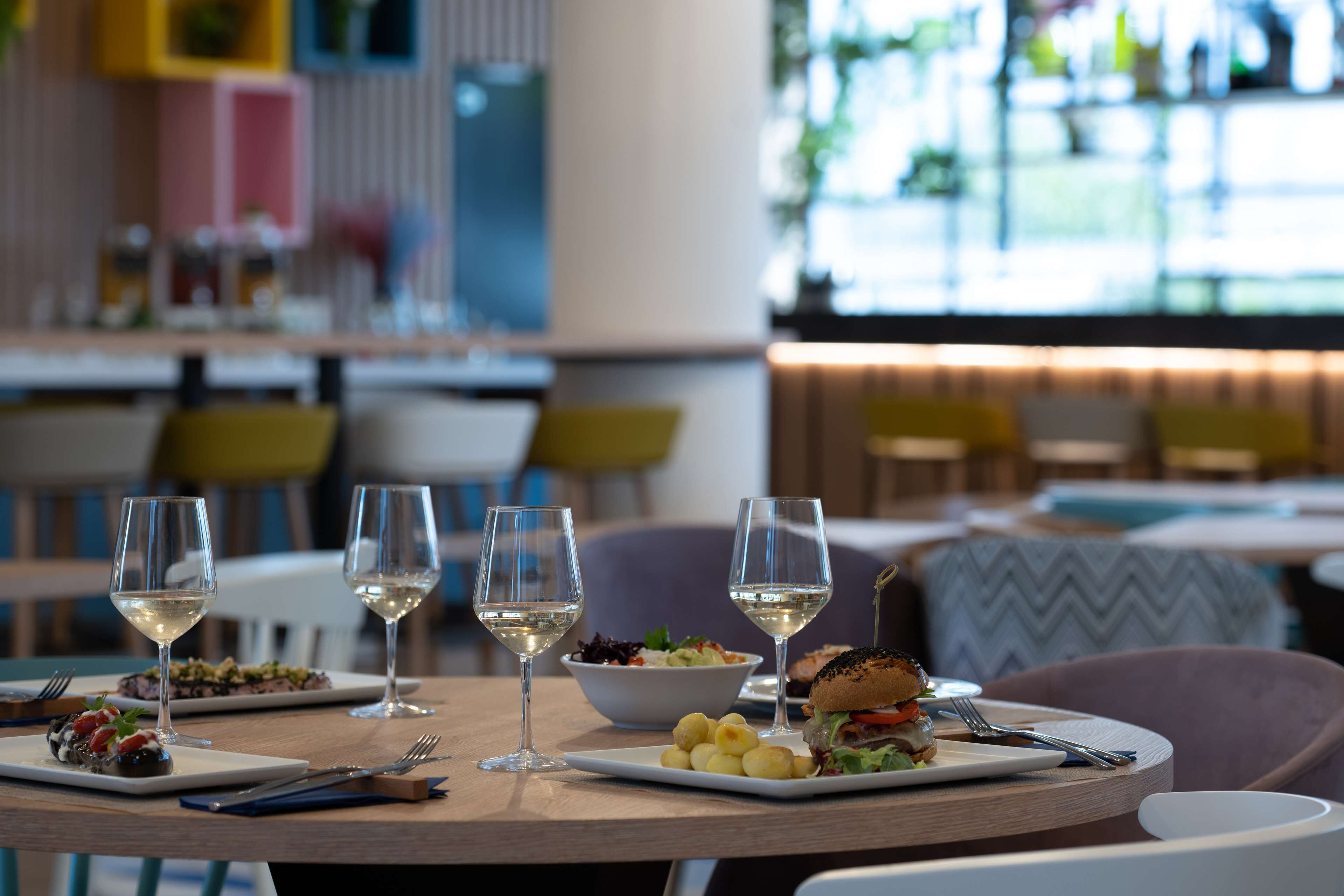 Petit déjeuner, déjeuner et dîner servis sur place