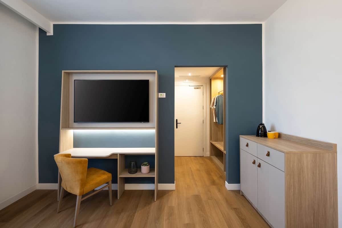 Een minibar, een kluis op de kamer, een bureau, een laptopwerkplek