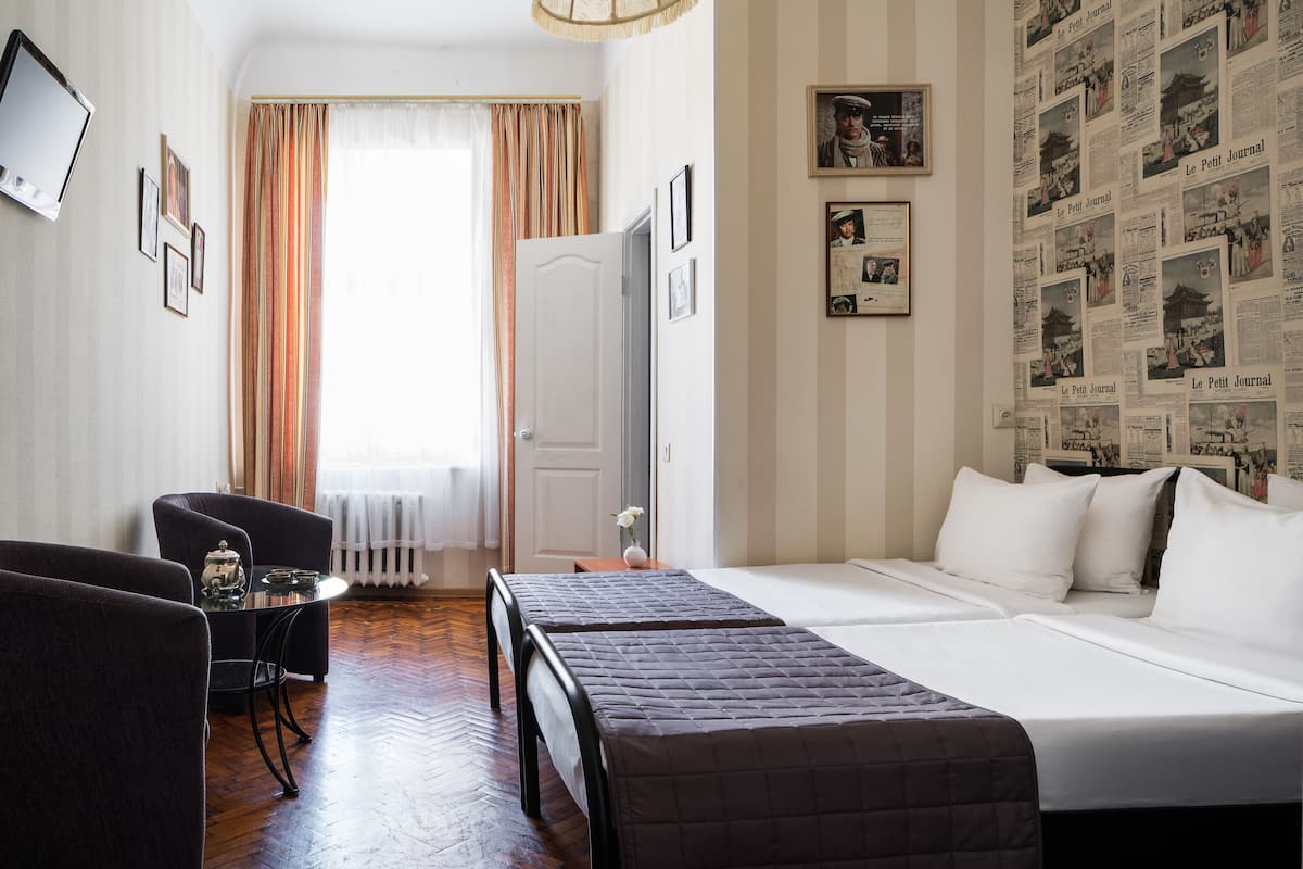 Escritorio, sistema de insonorización, wifi gratis y ropa de cama