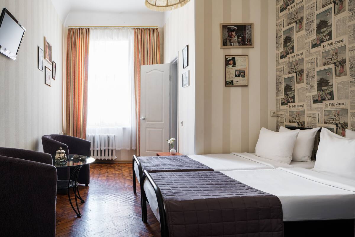 Habitación familiar con 1 cama matrimonial o 2 individuales, 1 habitación, vista a la ciudad | Escritorio, insonorización, wifi gratis y ropa de cama