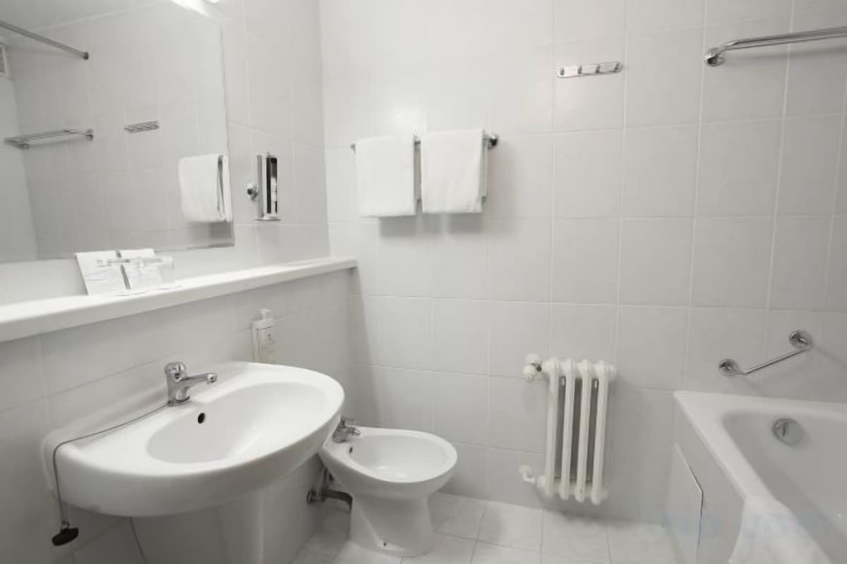 Une salle de bain équipée d’un lavabo, d’un bidet et d’une baignoire.
