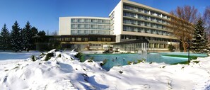 Innendørsbasseng, utendørsbasseng og solsenger