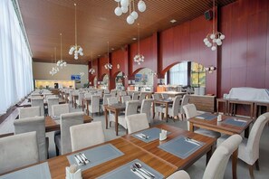 3 か所のレストラン、朝食に営業