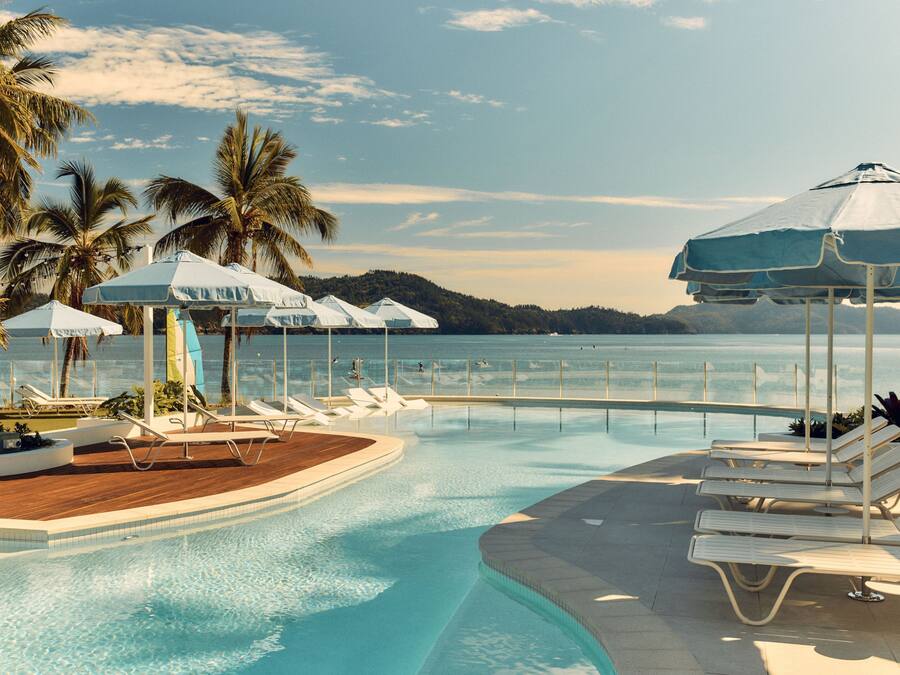 4 outdoor pools, pool umbrellas, pool loungers