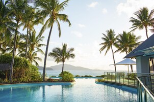 4 つの屋外プール、プール パラソル、サンラウンジャー