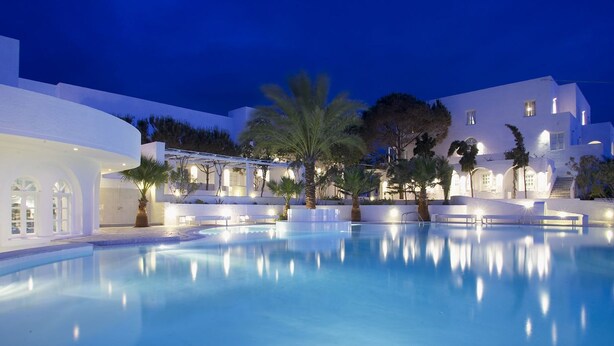 Outdoor pool - Thalassa Seaside Resort & Suites (Santorini)