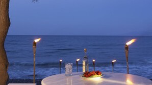 Beach/ocean view - Thalassa Seaside Resort & Suites (Santorini)