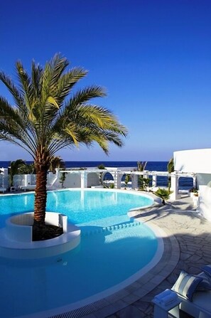 2 outdoor pools, pool umbrellas