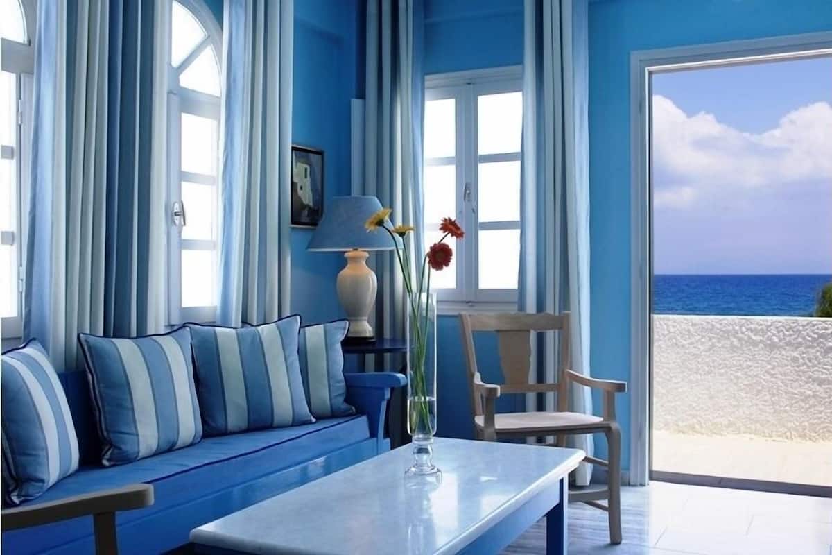 Suite superior, vista al mar | Sala de estar