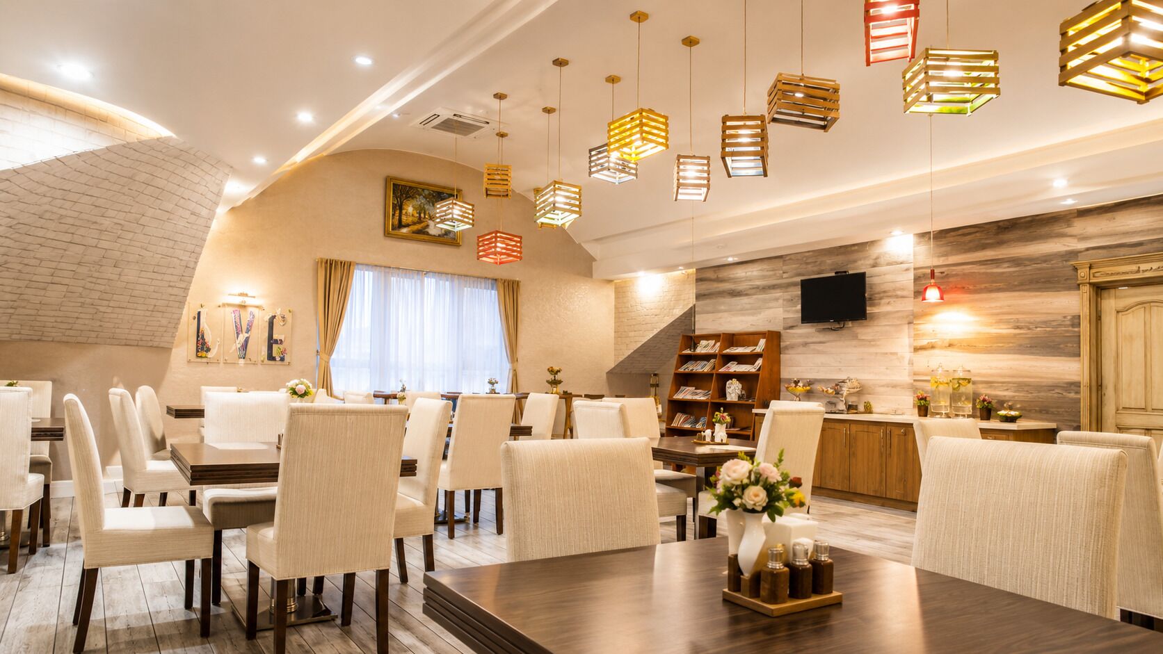 供应早餐、午餐和晚餐
