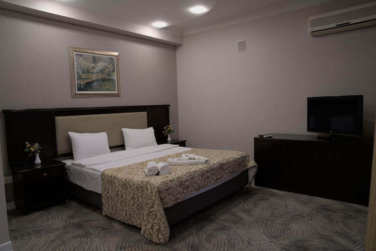 1 Schlafzimmer, hochwertige Bettwaren, Betten mit Memory-Foam-Matratzen